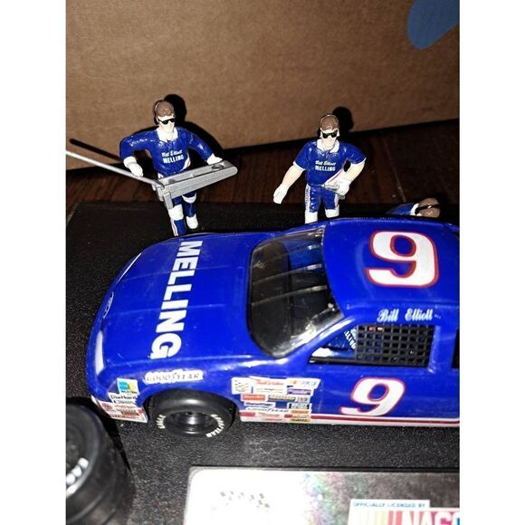 Vintage 1992 Racing Champions Bill Elliott #9 Melling 1:24 Car and Pit Crew - Picture 3 of 11